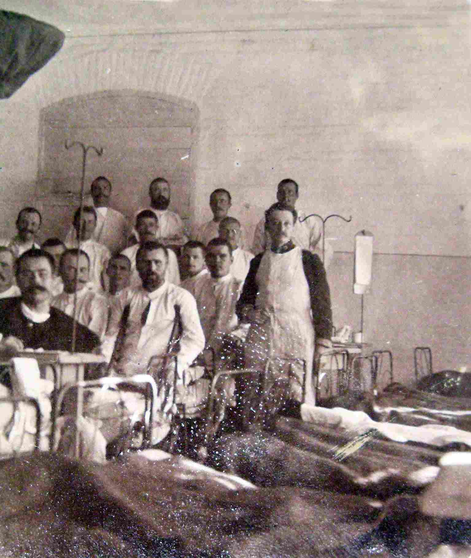 Дмитрий Александрович Морозов среди раненых (справа)