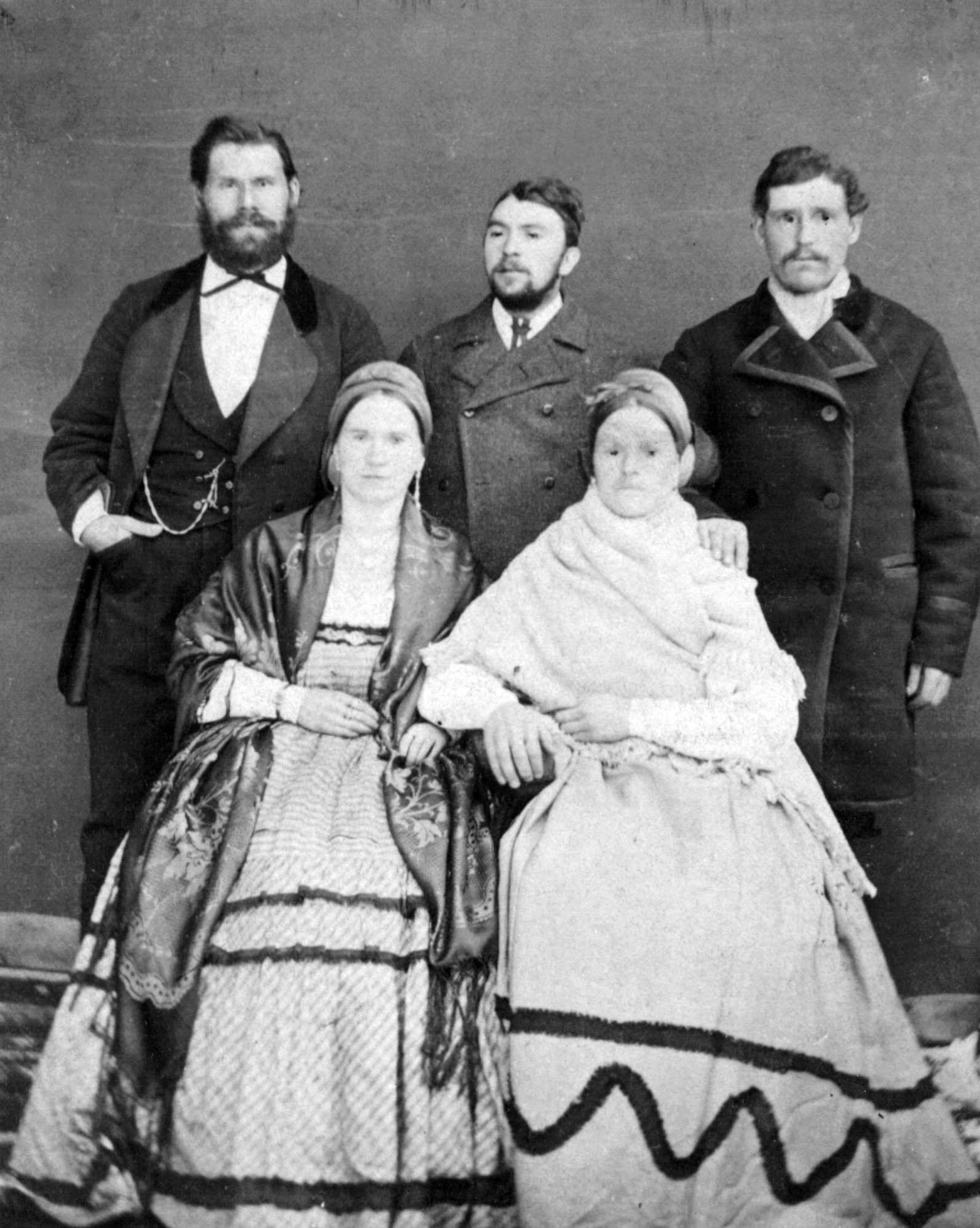 Справа Василий Михайлович и Наталья Козьмовна Жеребцовы.