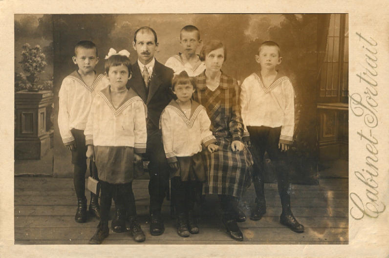 Николай Васильевич и Мария Ивановна Жеребцовы. Дети: Фёдор, Антонина, Раиса, Георгий и Михаил.