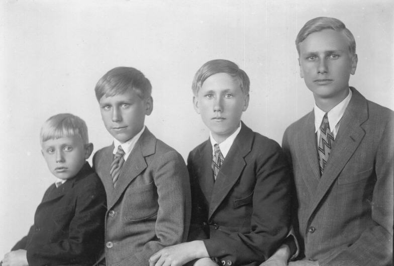 Дети И. Т. Андреева (слева направо) - Валентин (1924), виктор (1917), Михаил (1915), Алексей (1913). Эмиграция, Шанхай, 1923 год.